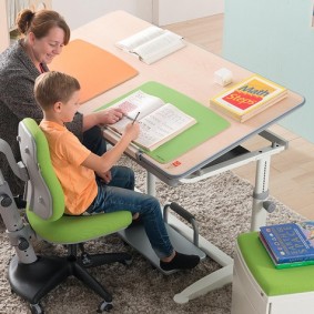 Bureau d'école transformable avec plateau incliné