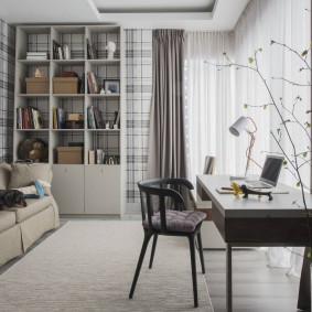 Chaise en bois à l'intérieur d'une chambre d'adolescent