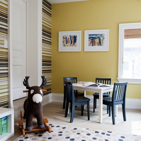 Table de jeu dans une chambre d'enfant