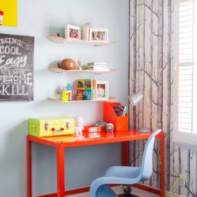 Table rouge sur roulettes dans la chambre d'une fille