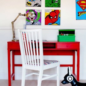 Chaise blanche et table rouge