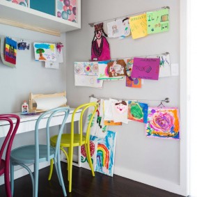 Chaises colorées dans une chambre d'enfant