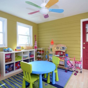 Meubles en bois dans une petite chambre d'enfant