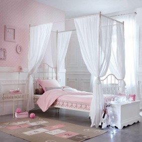 Tissu transparent sur le lit des filles