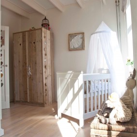 Armoire en bois dans la chambre d'un garçon