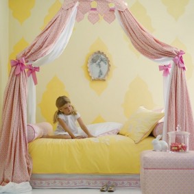 Couverture jaune sur le lit d'une fille