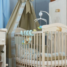 Jouet éducatif sur un lit de bébé