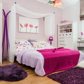 Couleur lilas dans le design de la chambre pour la fille