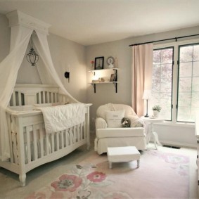 Une chaise confortable pour maman dans la chambre de la fille