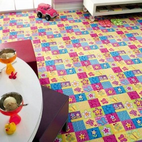 Fleurs et papillons sur tapis