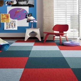 Carrés colorés sur un petit tapis velours