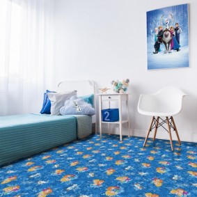 Tapis bleu dans la chambre d'un garçon