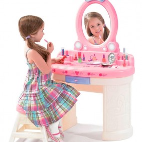 Jeune fashionista devant un miroir sur une table