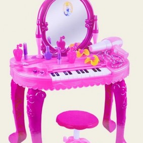 Piano pour enfants dans un plateau en plastique