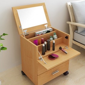 Table mobile avec des cosmétiques pour femmes