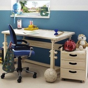 Bureau d'école en bois avec pieds réglables