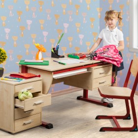 Bureau pour enfants avec plateau incliné