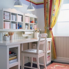 Bureau dans la chambre adolescente