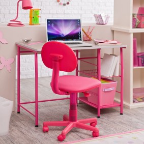 Chaise haute rose pour élève du primaire