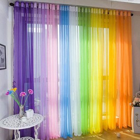 Toutes les couleurs de l'arc-en-ciel sur une fenêtre dans la chambre des enfants