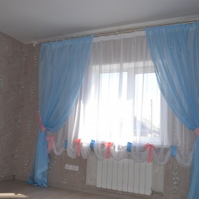 Double tulle sur la fenêtre de la chambre des enfants