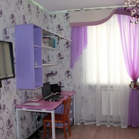 Table enfant dans la chambre des étudiants