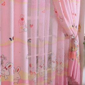 Voile rose sur la fenêtre d'une chambre d'enfant