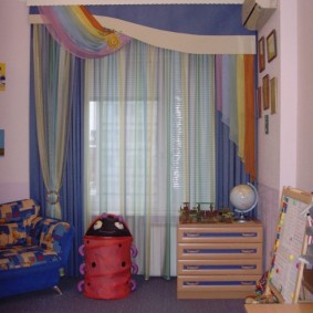 Pelmet maison sur la fenêtre de la chambre pour le fils