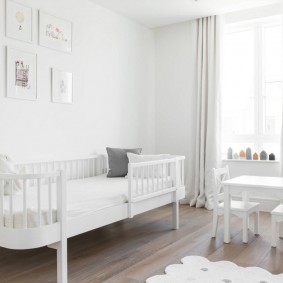 Chambre blanche avec lit bébé