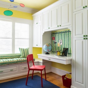 Table intégrée dans la chambre des enfants