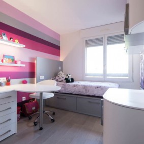 Chambre lumineuse avec mobilier blanc