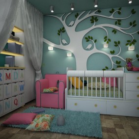 Arbre décoratif sur le mur dans l'espace enfants de la chambre