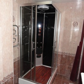 Cabine de douche dans la salle de bain d'une maison à panneaux