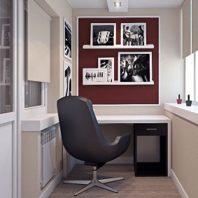 Chaise de bureau sur un balcon vitré