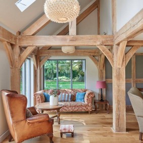 Structures en bois à l'intérieur d'une maison de campagne