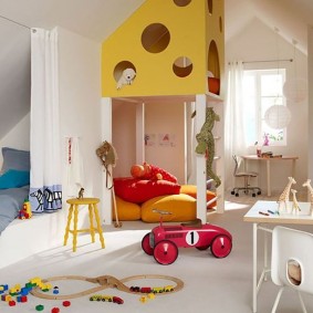 Salle de jeux pour enfants dans le grenier d'une maison privée