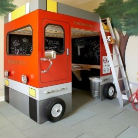 Cabane pour enfants sous forme de bus