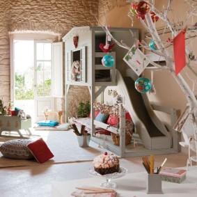 Aire de jeux avec toboggan dans la chambre des enfants