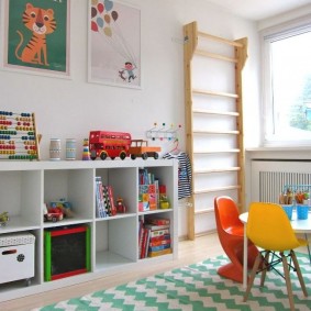 Rack bas avec jouets pour enfants