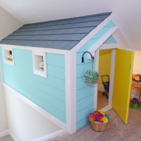 Maison de jeux dans la chambre d'une petite fille