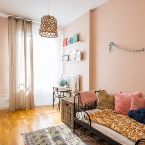 Peinture rose sur le mur d'une chambre d'enfant