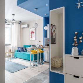 Couleur bleue dans la conception d'un petit appartement