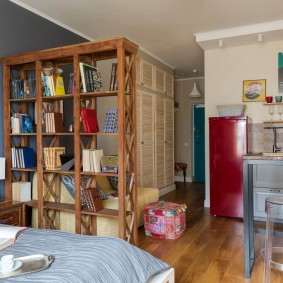 Étagères en bois dans un petit appartement