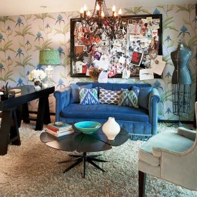 Canapé bleu dans le salon de style boho