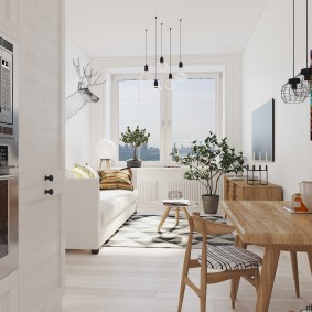 table en bois dans une salle blanche