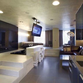 Studio design avec cuisine sur le podium