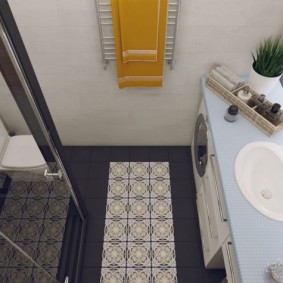 Tapis en carreaux de céramique au sol de la salle de bain