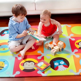 Petits enfants sur un tapis de jeu doux