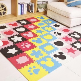 Figures multicolores sur un tapis pour enfants