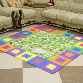 Tapis pour enfants avec un jeu devant le canapé du salon